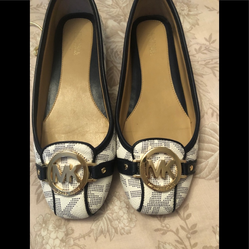 Michael Kors size 7 flats